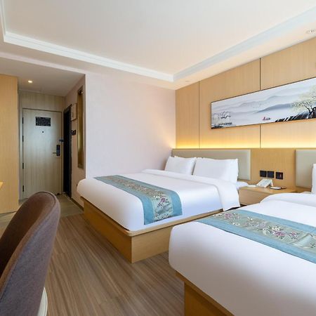 East Sacred Hotel--Very Near Beijing Tiananmen Square ,The Forbidden City,The Temple Of Heaven ,3 Minutes' Walk To Wangfujing Subway ,Located In The Center Of Beijing, Many Shopping Malls Around,Newly Renovated Hotel-Able To Receive Foreign Guests Ngoại thất bức ảnh