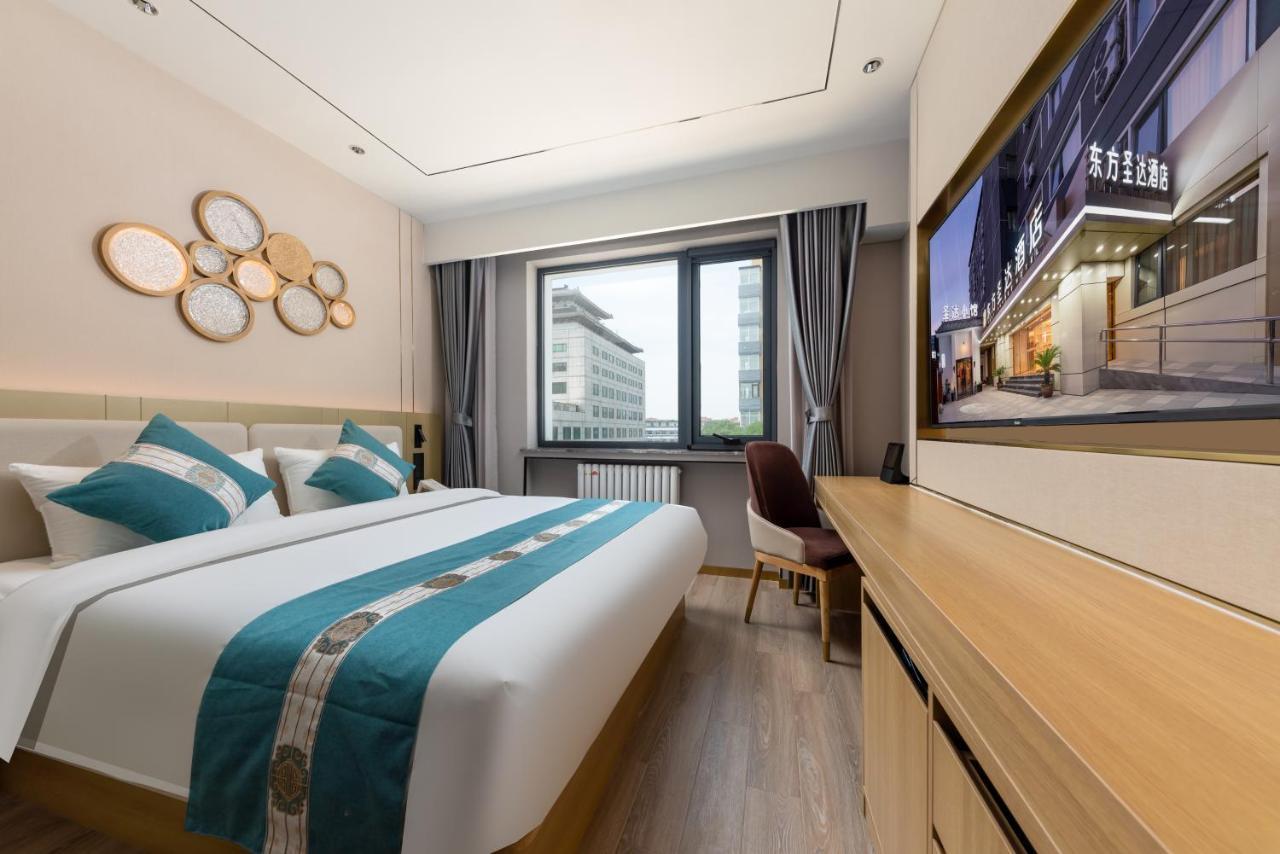 East Sacred Hotel--Very Near Beijing Tiananmen Square ,The Forbidden City,The Temple Of Heaven ,3 Minutes' Walk To Wangfujing Subway ,Located In The Center Of Beijing, Many Shopping Malls Around,Newly Renovated Hotel-Able To Receive Foreign Guests Ngoại thất bức ảnh A room at the hotel