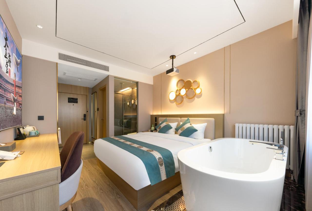 East Sacred Hotel--Very Near Beijing Tiananmen Square ,The Forbidden City,The Temple Of Heaven ,3 Minutes' Walk To Wangfujing Subway ,Located In The Center Of Beijing, Many Shopping Malls Around,Newly Renovated Hotel-Able To Receive Foreign Guests Ngoại thất bức ảnh Deluxe Room