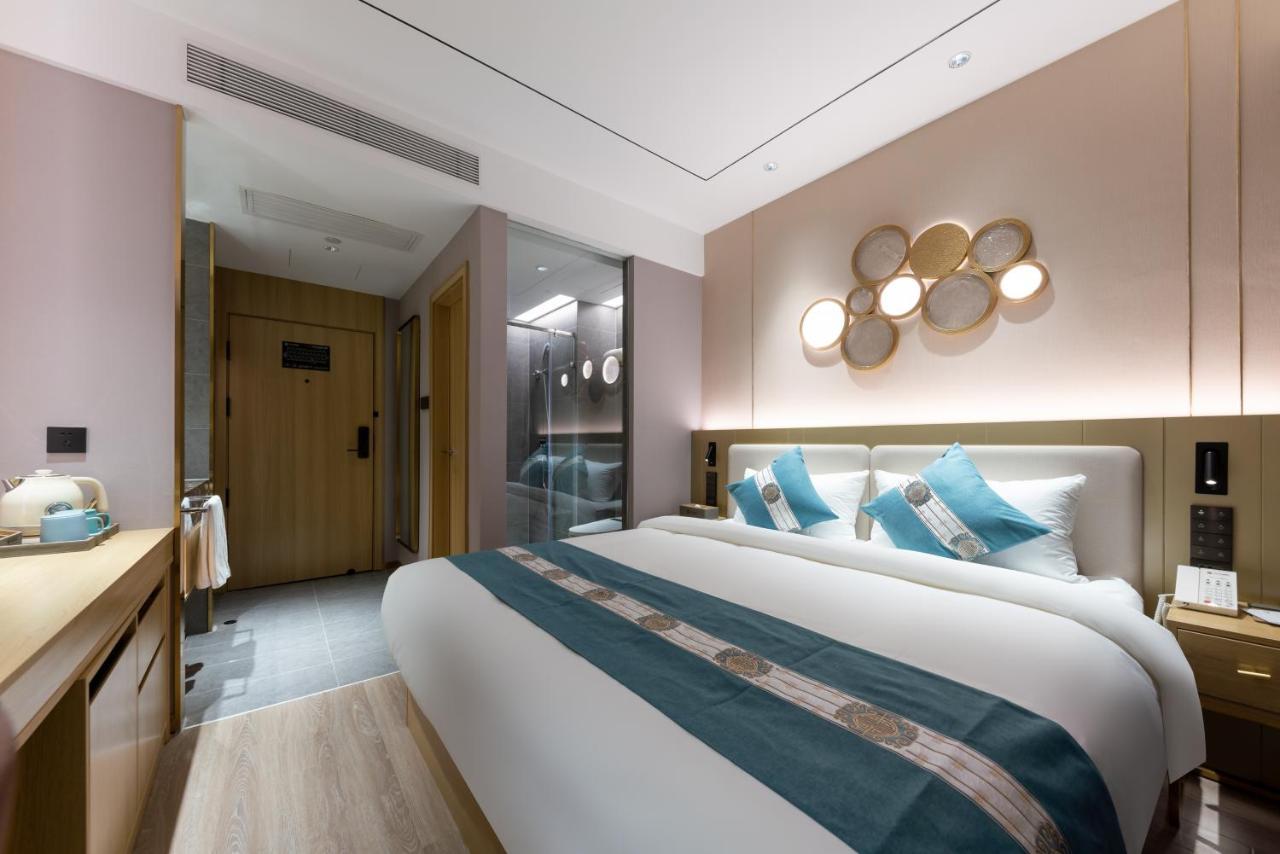 East Sacred Hotel--Very Near Beijing Tiananmen Square ,The Forbidden City,The Temple Of Heaven ,3 Minutes' Walk To Wangfujing Subway ,Located In The Center Of Beijing, Many Shopping Malls Around,Newly Renovated Hotel-Able To Receive Foreign Guests Ngoại thất bức ảnh A room at the hotel