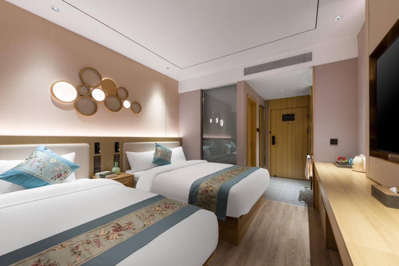 East Sacred Hotel--Very Near Beijing Tiananmen Square ,The Forbidden City,The Temple Of Heaven ,3 Minutes' Walk To Wangfujing Subway ,Located In The Center Of Beijing, Many Shopping Malls Around,Newly Renovated Hotel-Able To Receive Foreign Guests Ngoại thất bức ảnh Deluxe room