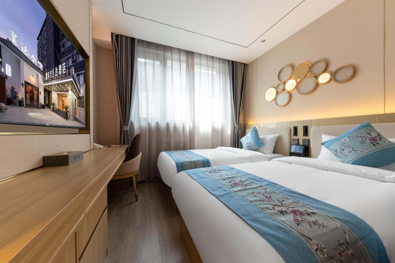 East Sacred Hotel--Very Near Beijing Tiananmen Square ,The Forbidden City,The Temple Of Heaven ,3 Minutes' Walk To Wangfujing Subway ,Located In The Center Of Beijing, Many Shopping Malls Around,Newly Renovated Hotel-Able To Receive Foreign Guests Ngoại thất bức ảnh Deluxe Room