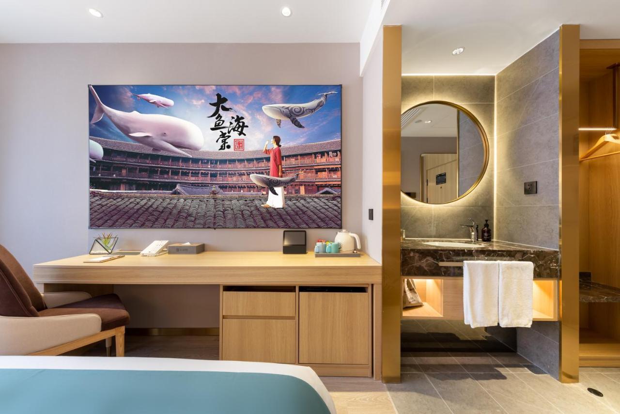 East Sacred Hotel--Very Near Beijing Tiananmen Square ,The Forbidden City,The Temple Of Heaven ,3 Minutes' Walk To Wangfujing Subway ,Located In The Center Of Beijing, Many Shopping Malls Around,Newly Renovated Hotel-Able To Receive Foreign Guests Ngoại thất bức ảnh A room at the hotel