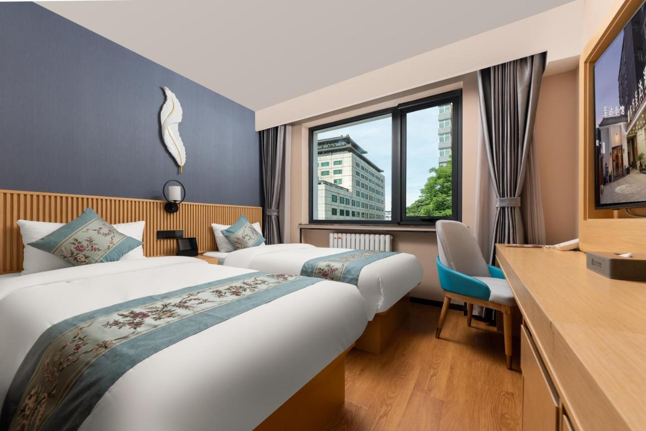 East Sacred Hotel--Very Near Beijing Tiananmen Square ,The Forbidden City,The Temple Of Heaven ,3 Minutes' Walk To Wangfujing Subway ,Located In The Center Of Beijing, Many Shopping Malls Around,Newly Renovated Hotel-Able To Receive Foreign Guests Ngoại thất bức ảnh