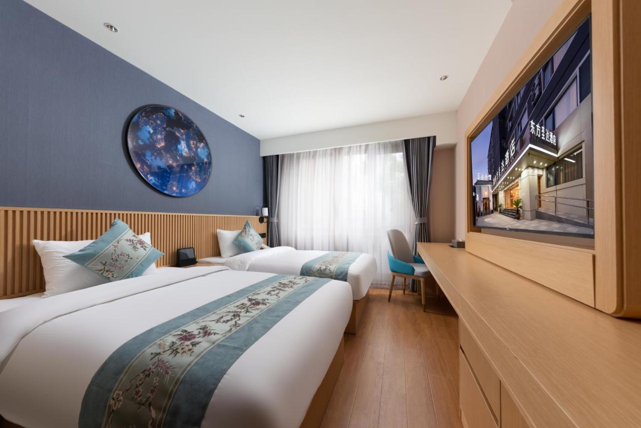 East Sacred Hotel--Very Near Beijing Tiananmen Square ,The Forbidden City,The Temple Of Heaven ,3 Minutes' Walk To Wangfujing Subway ,Located In The Center Of Beijing, Many Shopping Malls Around,Newly Renovated Hotel-Able To Receive Foreign Guests Ngoại thất bức ảnh Deluxe room