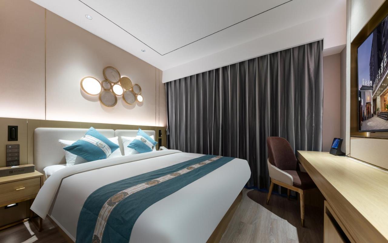 East Sacred Hotel--Very Near Beijing Tiananmen Square ,The Forbidden City,The Temple Of Heaven ,3 Minutes' Walk To Wangfujing Subway ,Located In The Center Of Beijing, Many Shopping Malls Around,Newly Renovated Hotel-Able To Receive Foreign Guests Ngoại thất bức ảnh A bedroom in the hotel