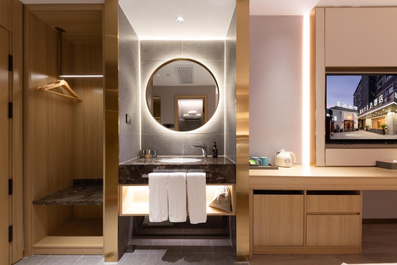 East Sacred Hotel--Very Near Beijing Tiananmen Square ,The Forbidden City,The Temple Of Heaven ,3 Minutes' Walk To Wangfujing Subway ,Located In The Center Of Beijing, Many Shopping Malls Around,Newly Renovated Hotel-Able To Receive Foreign Guests Ngoại thất bức ảnh Bathroom
