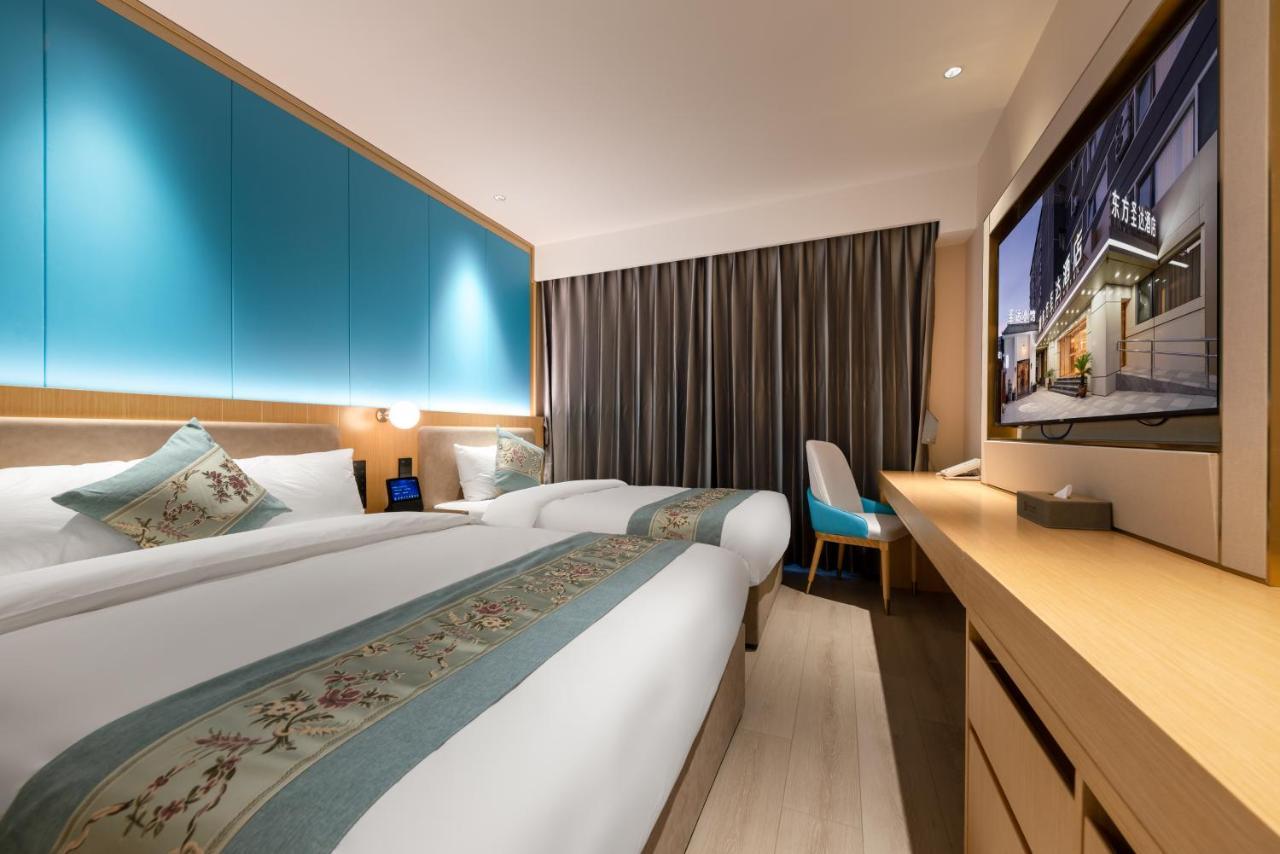 East Sacred Hotel--Very Near Beijing Tiananmen Square ,The Forbidden City,The Temple Of Heaven ,3 Minutes' Walk To Wangfujing Subway ,Located In The Center Of Beijing, Many Shopping Malls Around,Newly Renovated Hotel-Able To Receive Foreign Guests Ngoại thất bức ảnh Deluxe Room