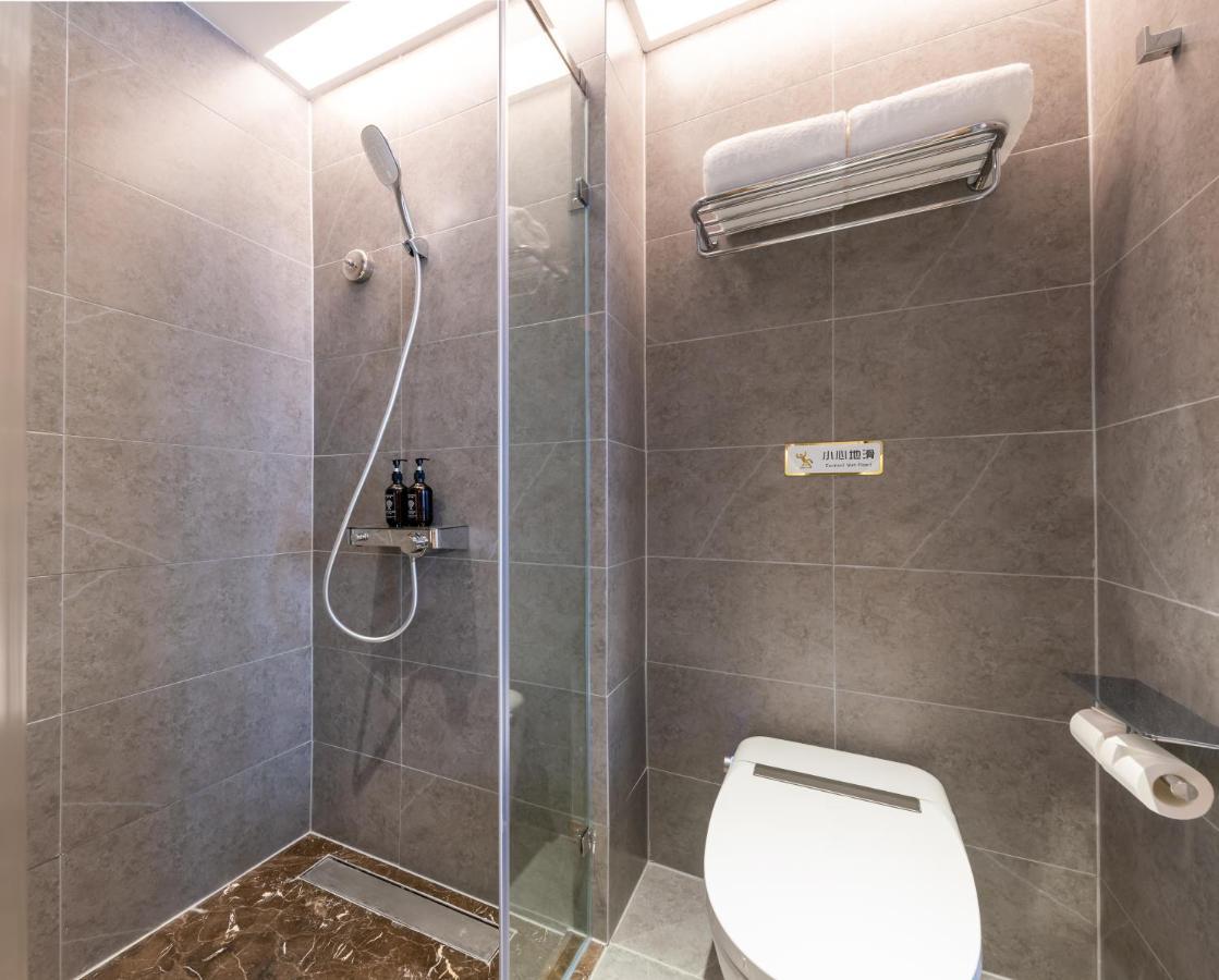 East Sacred Hotel--Very Near Beijing Tiananmen Square ,The Forbidden City,The Temple Of Heaven ,3 Minutes' Walk To Wangfujing Subway ,Located In The Center Of Beijing, Many Shopping Malls Around,Newly Renovated Hotel-Able To Receive Foreign Guests Ngoại thất bức ảnh A wet room in a hotel