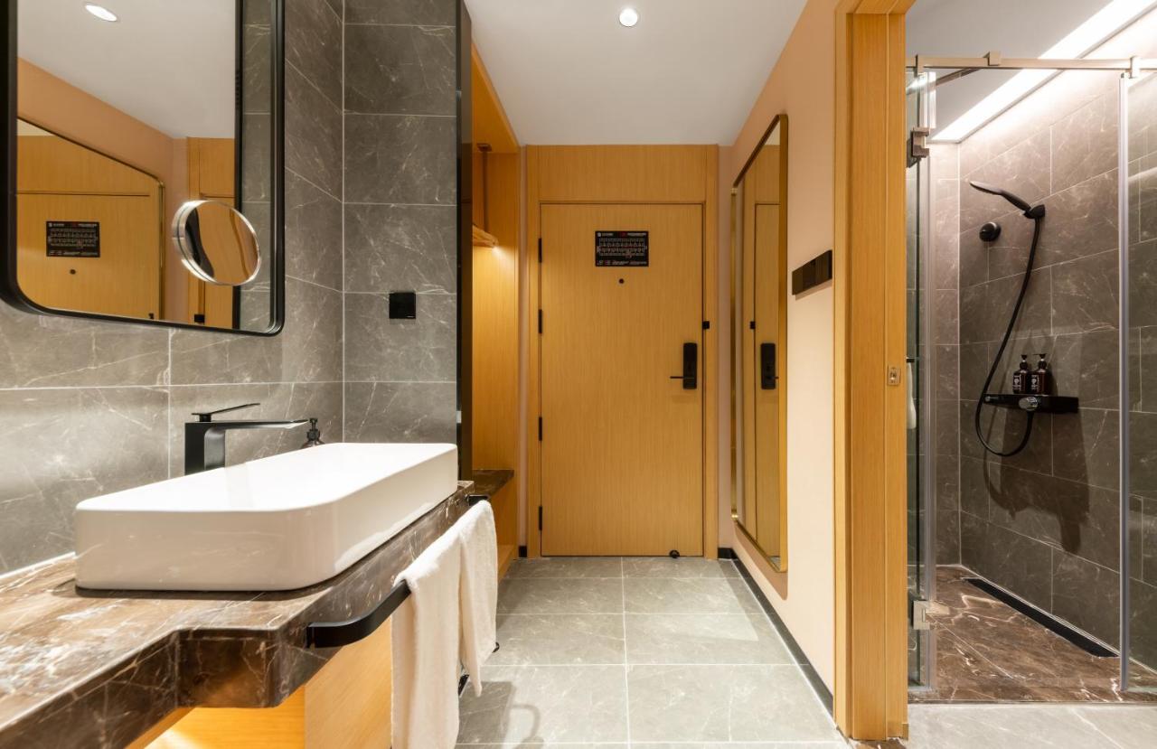 East Sacred Hotel--Very Near Beijing Tiananmen Square ,The Forbidden City,The Temple Of Heaven ,3 Minutes' Walk To Wangfujing Subway ,Located In The Center Of Beijing, Many Shopping Malls Around,Newly Renovated Hotel-Able To Receive Foreign Guests Ngoại thất bức ảnh Bathroom