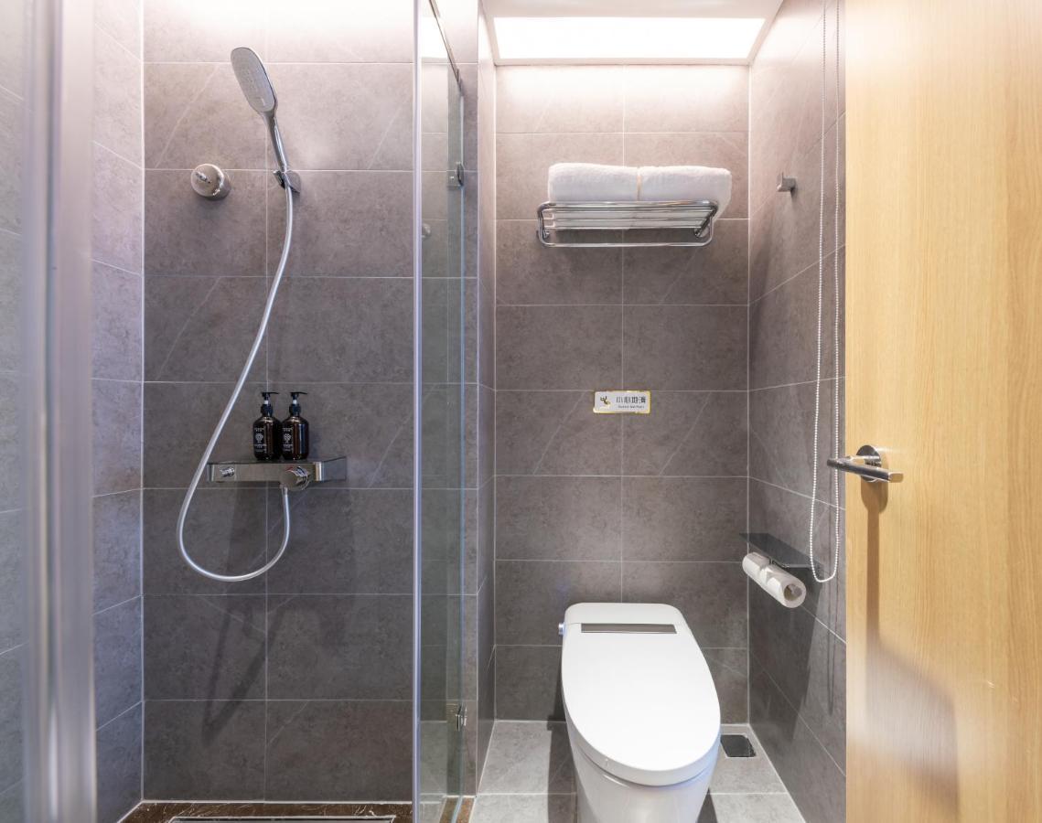 East Sacred Hotel--Very Near Beijing Tiananmen Square ,The Forbidden City,The Temple Of Heaven ,3 Minutes' Walk To Wangfujing Subway ,Located In The Center Of Beijing, Many Shopping Malls Around,Newly Renovated Hotel-Able To Receive Foreign Guests Ngoại thất bức ảnh A wet room in a hotel