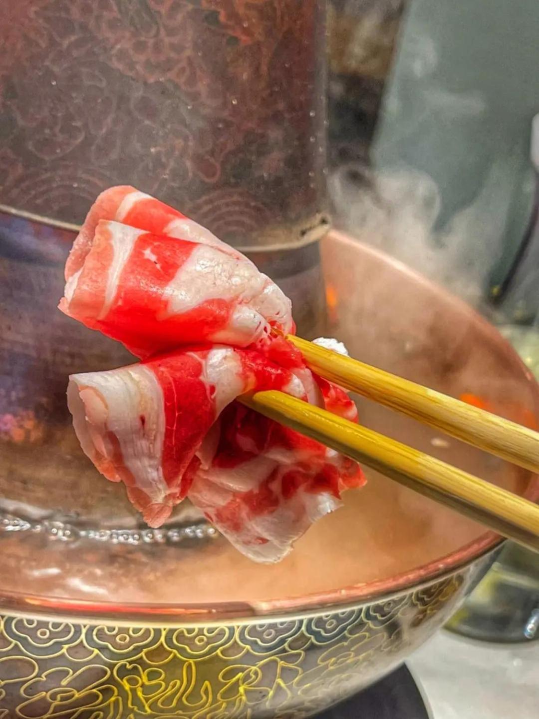 East Sacred Hotel--Very Near Beijing Tiananmen Square ,The Forbidden City,The Temple Of Heaven ,3 Minutes' Walk To Wangfujing Subway ,Located In The Center Of Beijing, Many Shopping Malls Around,Newly Renovated Hotel-Able To Receive Foreign Guests Ngoại thất bức ảnh Marinated lamb