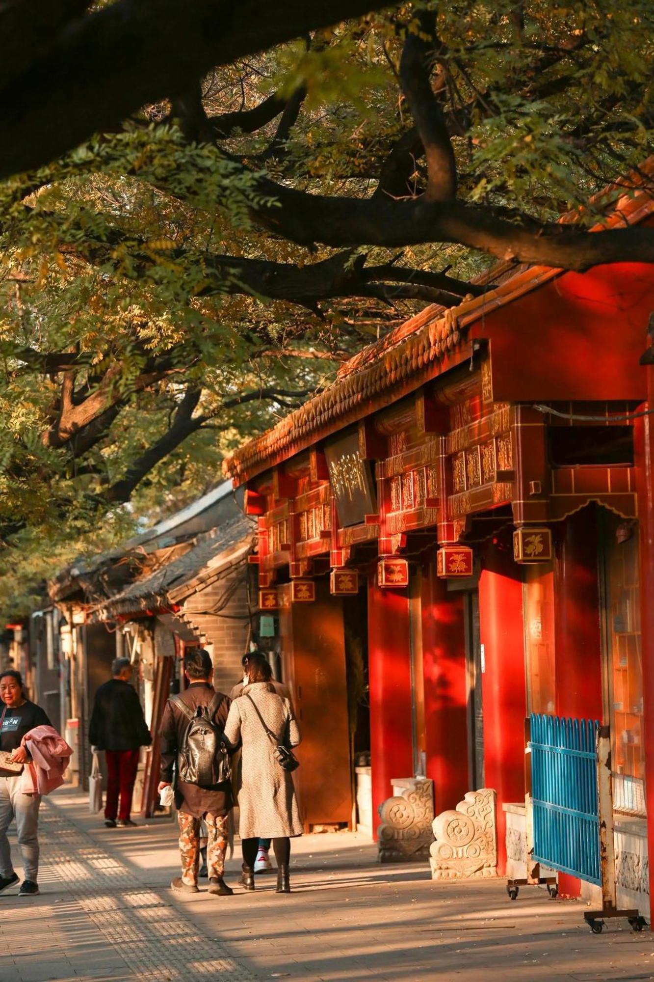 East Sacred Hotel--Very Near Beijing Tiananmen Square ,The Forbidden City,The Temple Of Heaven ,3 Minutes' Walk To Wangfujing Subway ,Located In The Center Of Beijing, Many Shopping Malls Around,Newly Renovated Hotel-Able To Receive Foreign Guests Ngoại thất bức ảnh The temple's main entrance