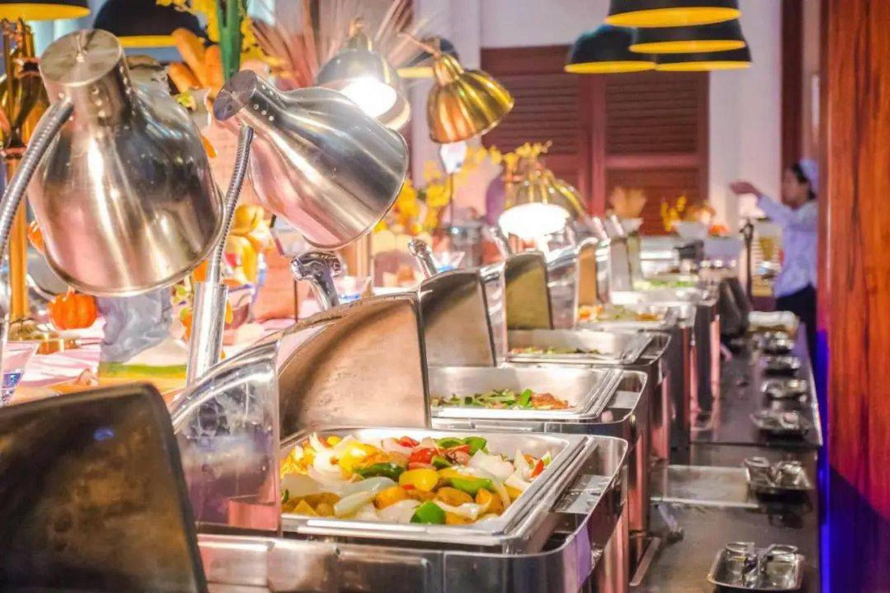 East Sacred Hotel--Very Near Beijing Tiananmen Square ,The Forbidden City,The Temple Of Heaven ,3 Minutes' Walk To Wangfujing Subway ,Located In The Center Of Beijing, Many Shopping Malls Around,Newly Renovated Hotel-Able To Receive Foreign Guests Ngoại thất bức ảnh A buffet at a restaurant