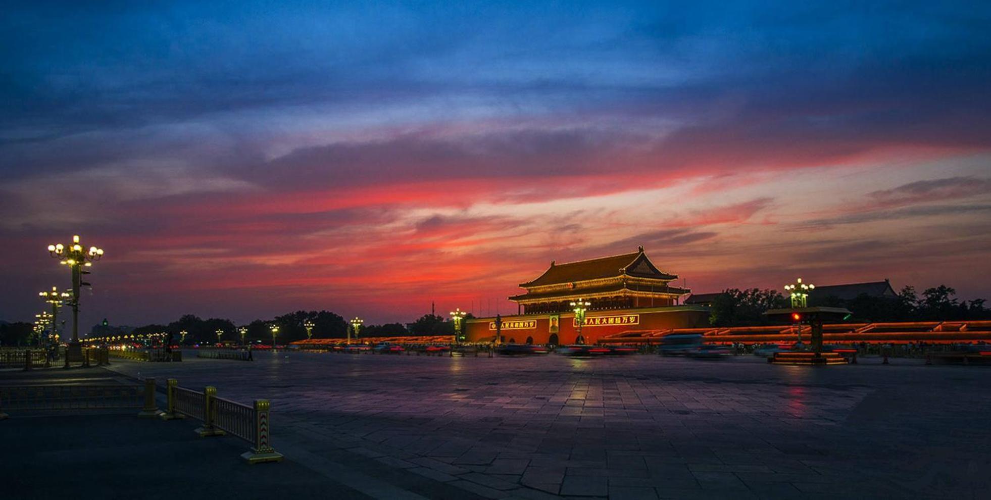 East Sacred Hotel--Very Near Beijing Tiananmen Square ,The Forbidden City,The Temple Of Heaven ,3 Minutes' Walk To Wangfujing Subway ,Located In The Center Of Beijing, Many Shopping Malls Around,Newly Renovated Hotel-Able To Receive Foreign Guests Ngoại thất bức ảnh The Forbidden City at sunset