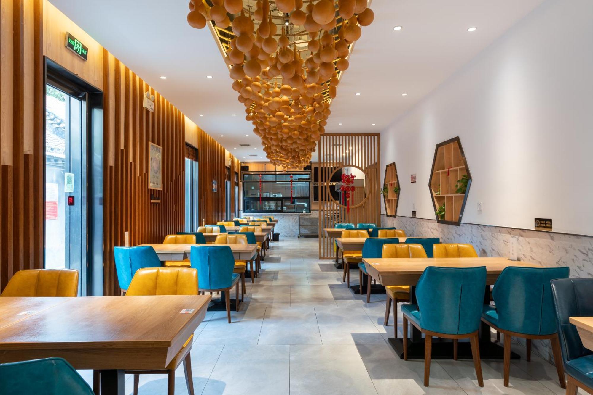 East Sacred Hotel--Very Near Beijing Tiananmen Square ,The Forbidden City,The Temple Of Heaven ,3 Minutes' Walk To Wangfujing Subway ,Located In The Center Of Beijing, Many Shopping Malls Around,Newly Renovated Hotel-Able To Receive Foreign Guests Ngoại thất bức ảnh Interior of a restaurant in Beijing