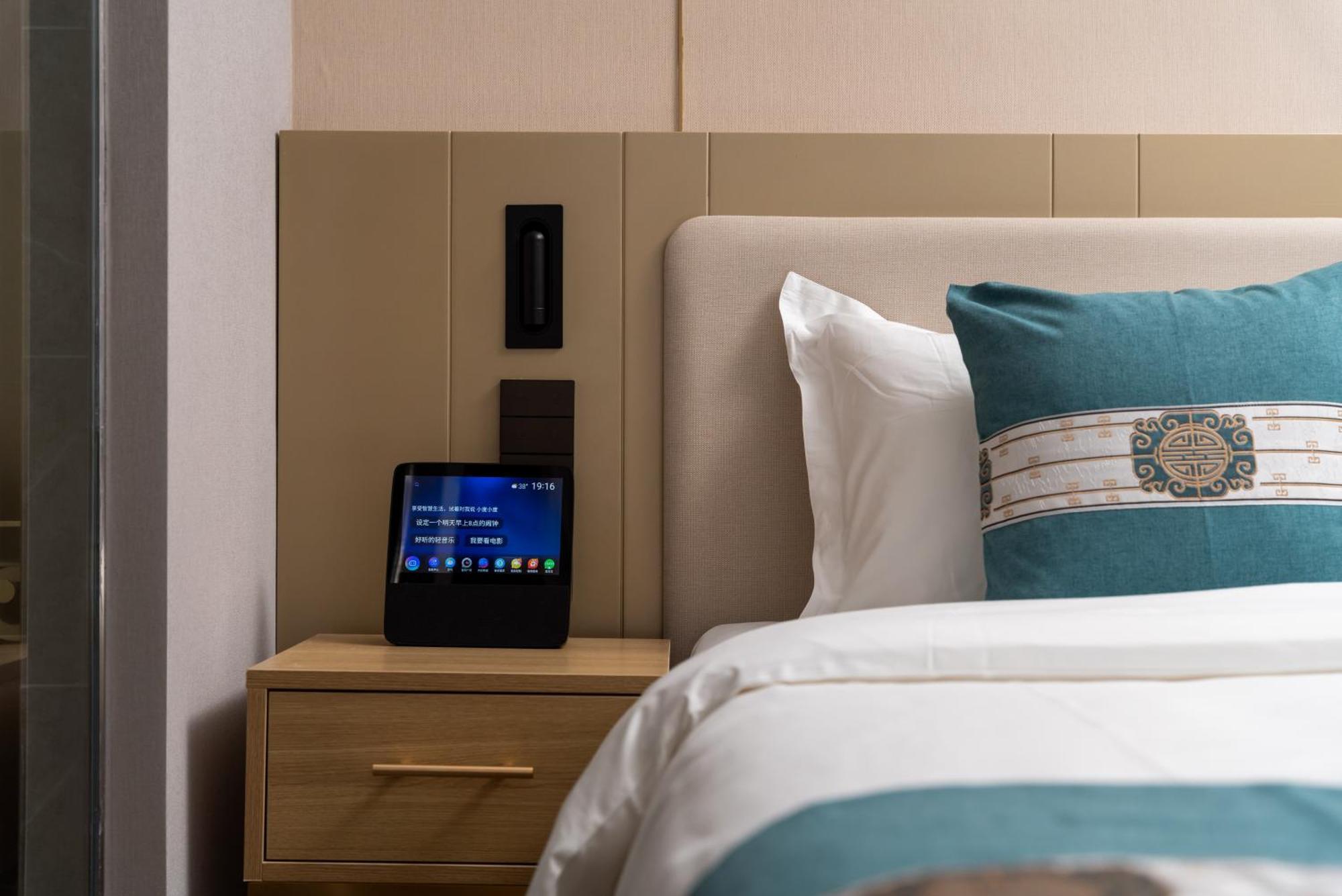 East Sacred Hotel--Very Near Beijing Tiananmen Square ,The Forbidden City,The Temple Of Heaven ,3 Minutes' Walk To Wangfujing Subway ,Located In The Center Of Beijing, Many Shopping Malls Around,Newly Renovated Hotel-Able To Receive Foreign Guests Ngoại thất bức ảnh A smart hotel room