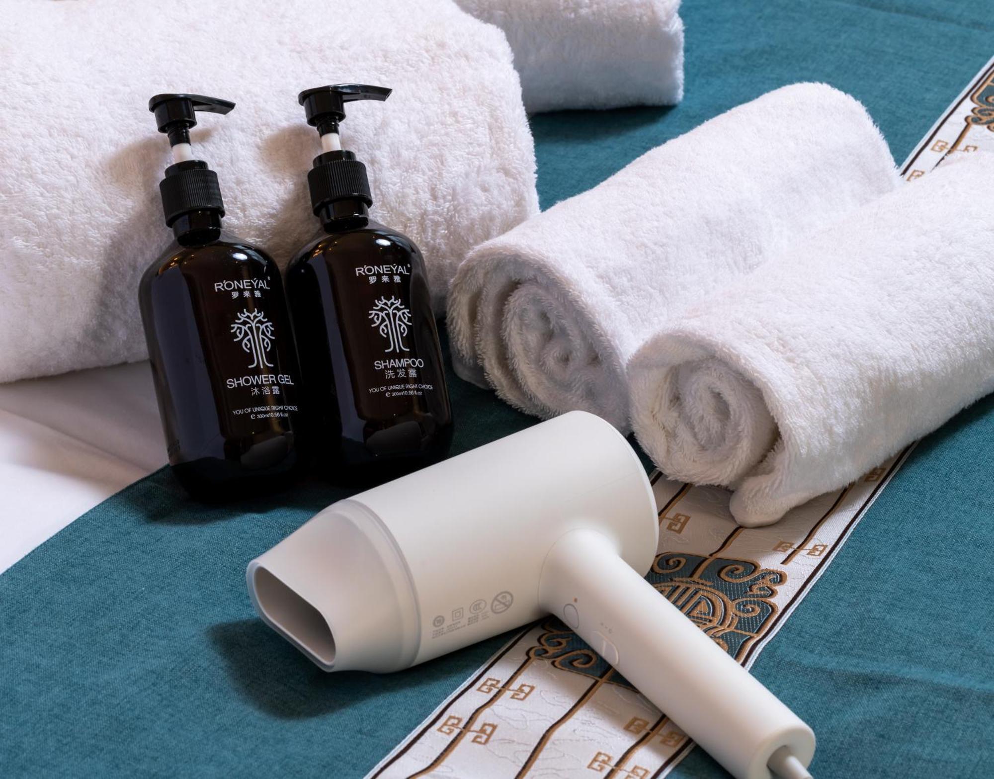 East Sacred Hotel--Very Near Beijing Tiananmen Square ,The Forbidden City,The Temple Of Heaven ,3 Minutes' Walk To Wangfujing Subway ,Located In The Center Of Beijing, Many Shopping Malls Around,Newly Renovated Hotel-Able To Receive Foreign Guests Ngoại thất bức ảnh A hair dryer