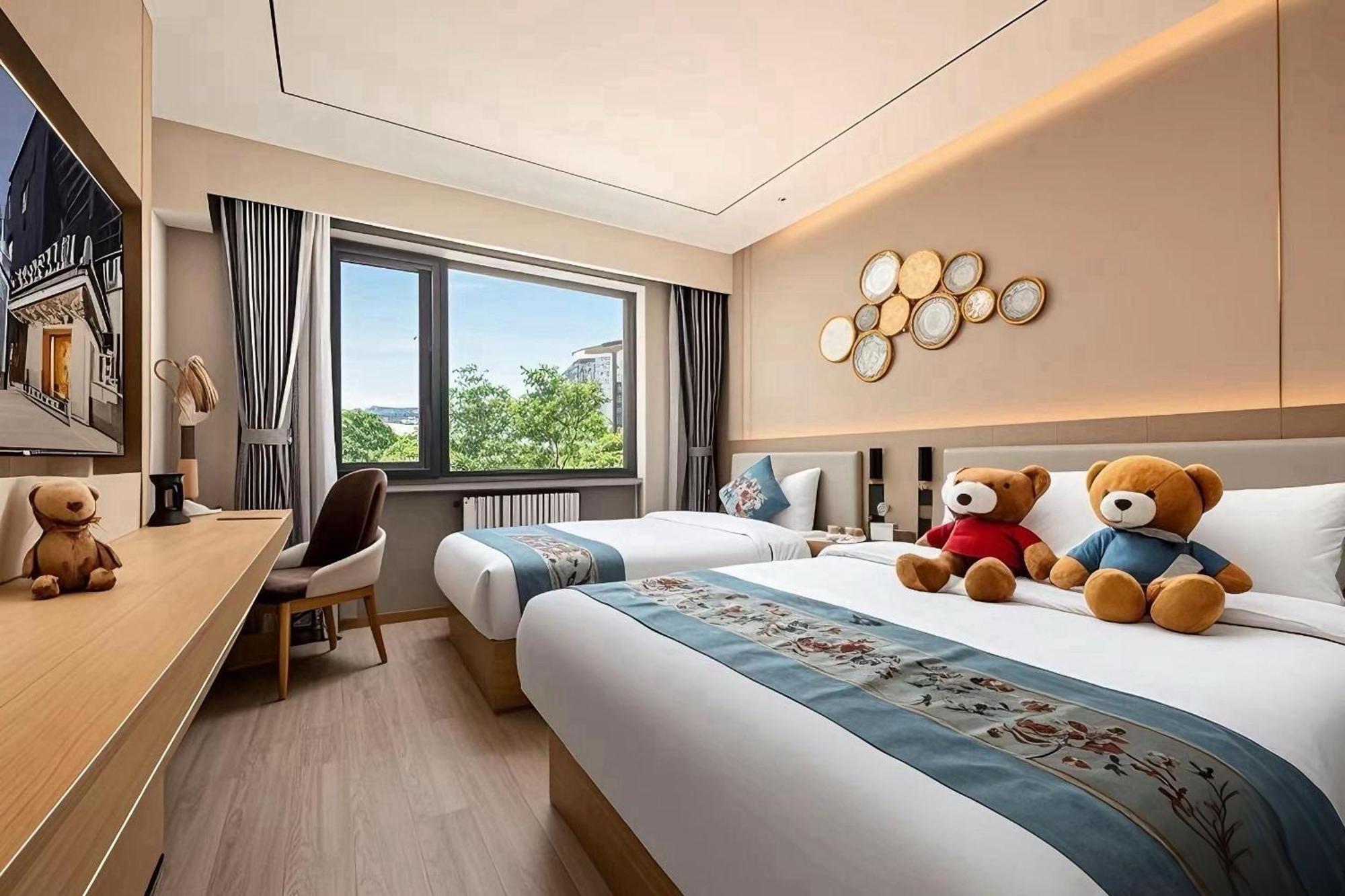 East Sacred Hotel--Very Near Beijing Tiananmen Square ,The Forbidden City,The Temple Of Heaven ,3 Minutes' Walk To Wangfujing Subway ,Located In The Center Of Beijing, Many Shopping Malls Around,Newly Renovated Hotel-Able To Receive Foreign Guests Ngoại thất bức ảnh Deluxe Room