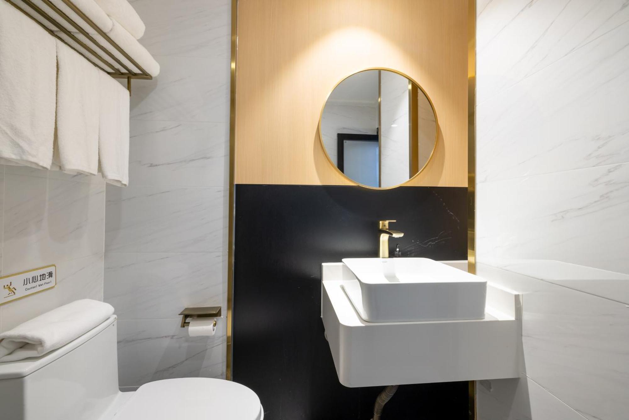 East Sacred Hotel--Very Near Beijing Tiananmen Square ,The Forbidden City,The Temple Of Heaven ,3 Minutes' Walk To Wangfujing Subway ,Located In The Center Of Beijing, Many Shopping Malls Around,Newly Renovated Hotel-Able To Receive Foreign Guests Ngoại thất bức ảnh