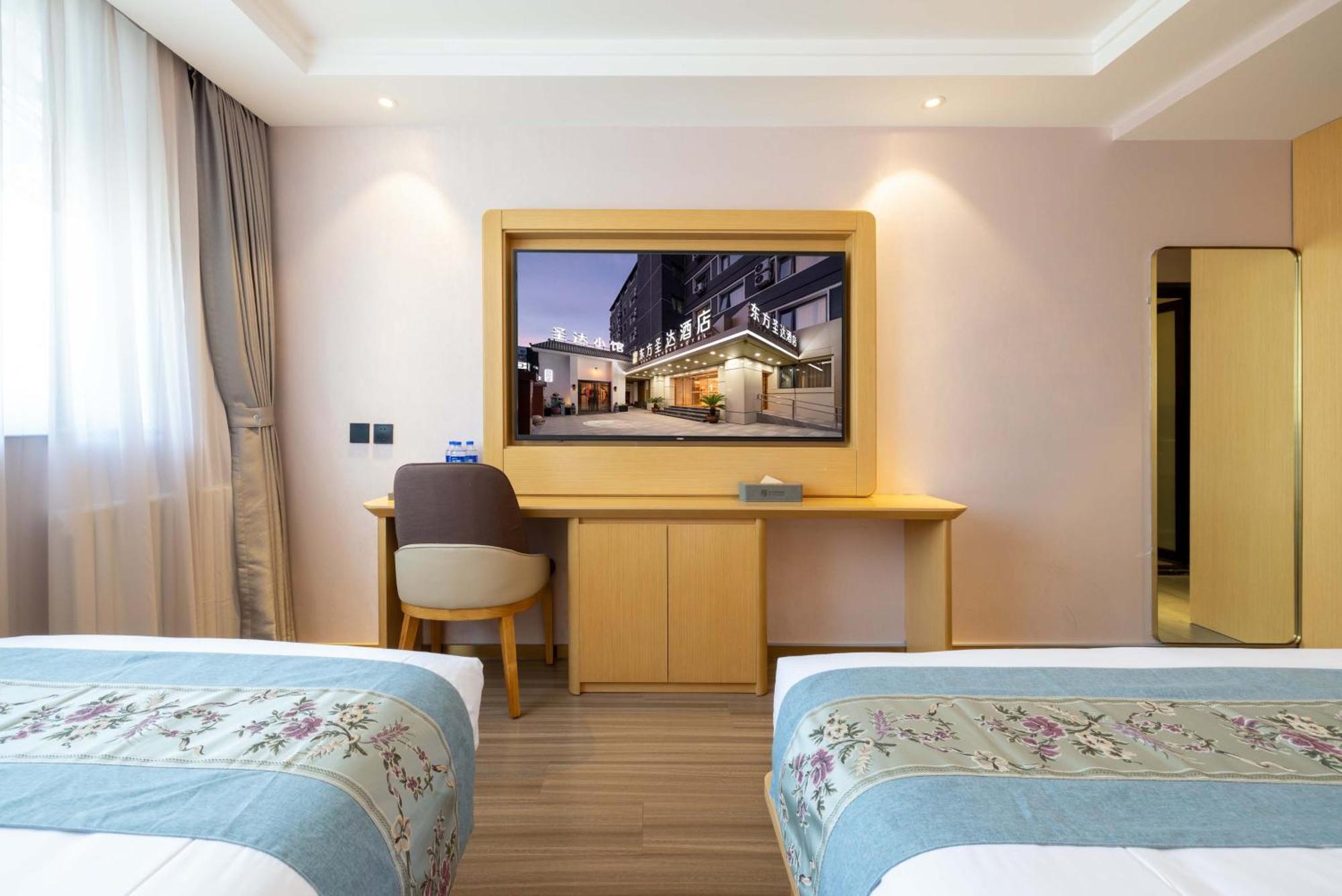 East Sacred Hotel--Very Near Beijing Tiananmen Square ,The Forbidden City,The Temple Of Heaven ,3 Minutes' Walk To Wangfujing Subway ,Located In The Center Of Beijing, Many Shopping Malls Around,Newly Renovated Hotel-Able To Receive Foreign Guests Ngoại thất bức ảnh